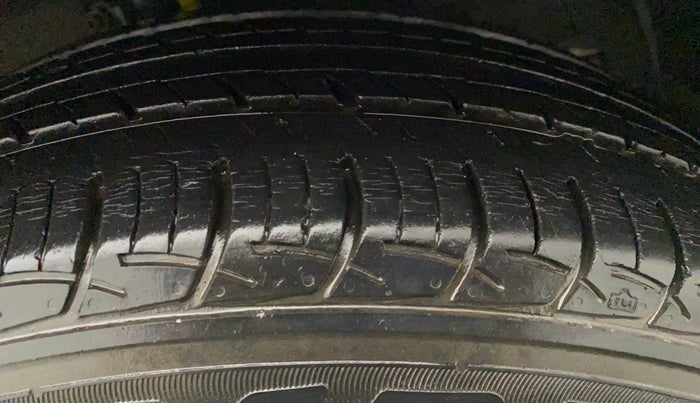 2015 Maruti Ertiga ZDI, Diesel, Manual, 80,269 km, Left Front Tyre Tread