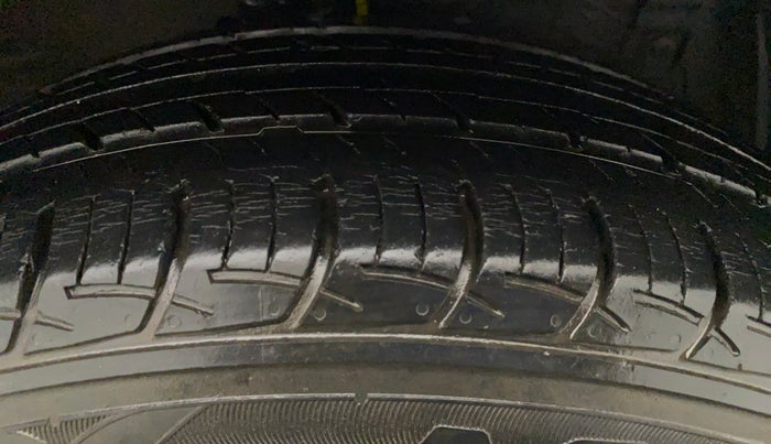 2015 Maruti Ertiga ZDI, Diesel, Manual, 80,269 km, Left Rear Tyre Tread