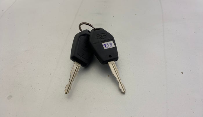 2015 Mahindra TUV300 T8, Diesel, Manual, 28,048 km, Key Close Up