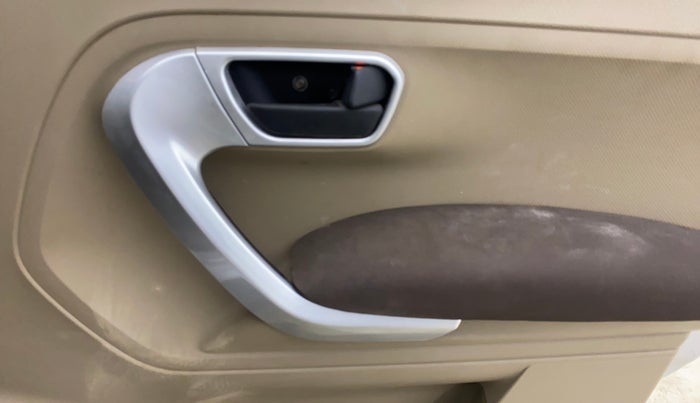 2015 Mahindra TUV300 T8, Diesel, Manual, 28,048 km, Driver Side Door Panels Control