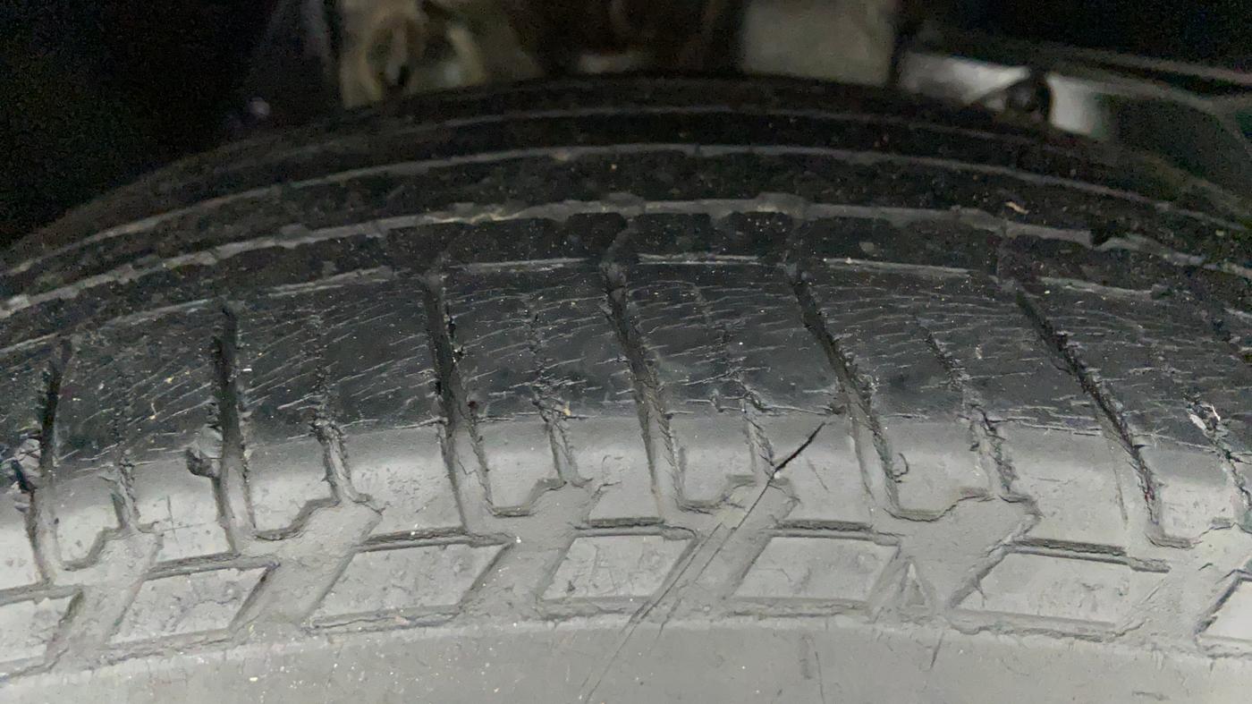 2014 Mahindra XUV500 W6 4X2, Diesel, Manual, 1,67,455 km, Right Front Tyre Tread