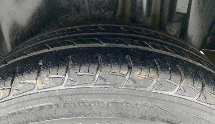 2014 Maruti Swift ZXI D, Petrol, Manual, 79,054 km, Left Rear Tyre Tread