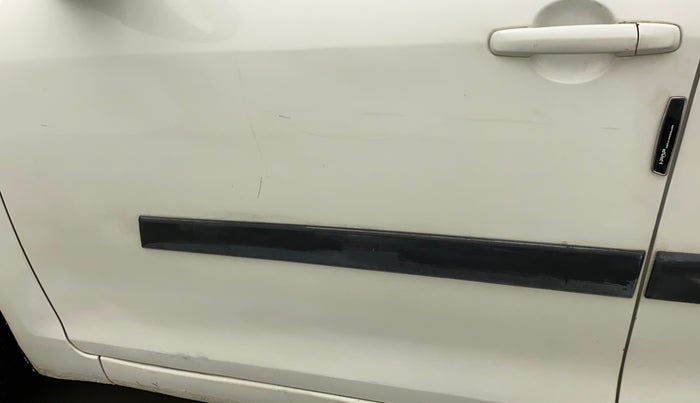 2014 Maruti Swift VXI, Petrol, Manual, 35,083 km, Front passenger door - Minor scratches
