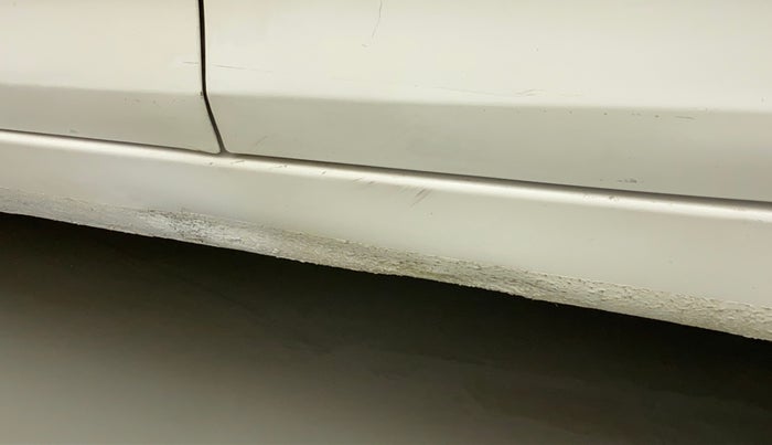 2014 Maruti Swift VXI, Petrol, Manual, 35,083 km, Left running board - Minor scratches
