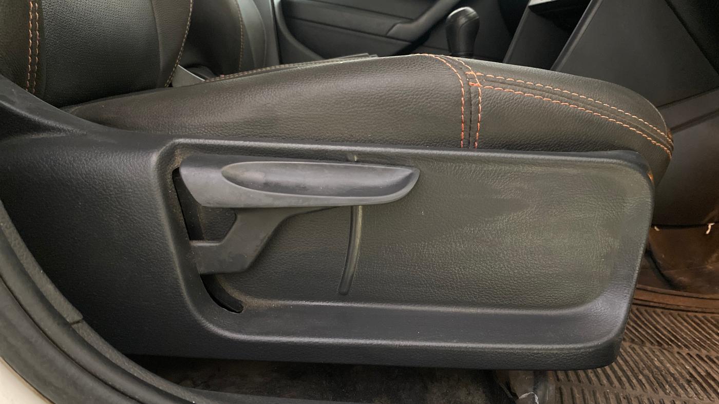 2016 Volkswagen Polo COMFORTLINE 1.2L, Petrol, Manual, 74,052 km, Driver Side Adjustment Panel