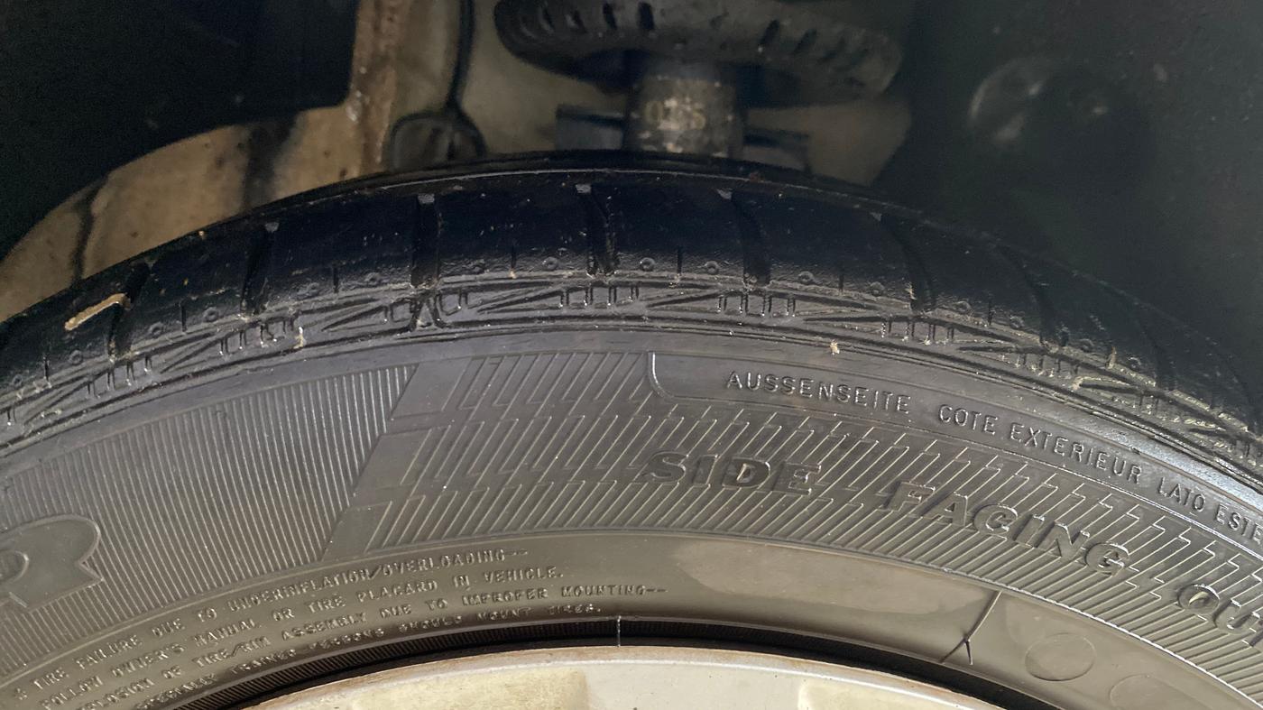 2016 Volkswagen Polo COMFORTLINE 1.2L, Petrol, Manual, 74,052 km, Right Front Tyre Tread