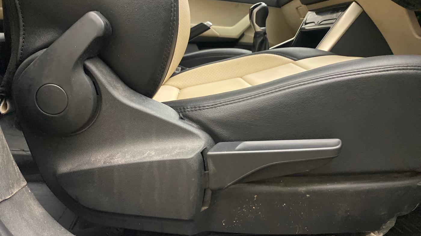 2022 Volkswagen VIRTUS TOPLINE TSI 1.0 MT, Petrol, Manual, 70,156 km, Driver Side Adjustment Panel
