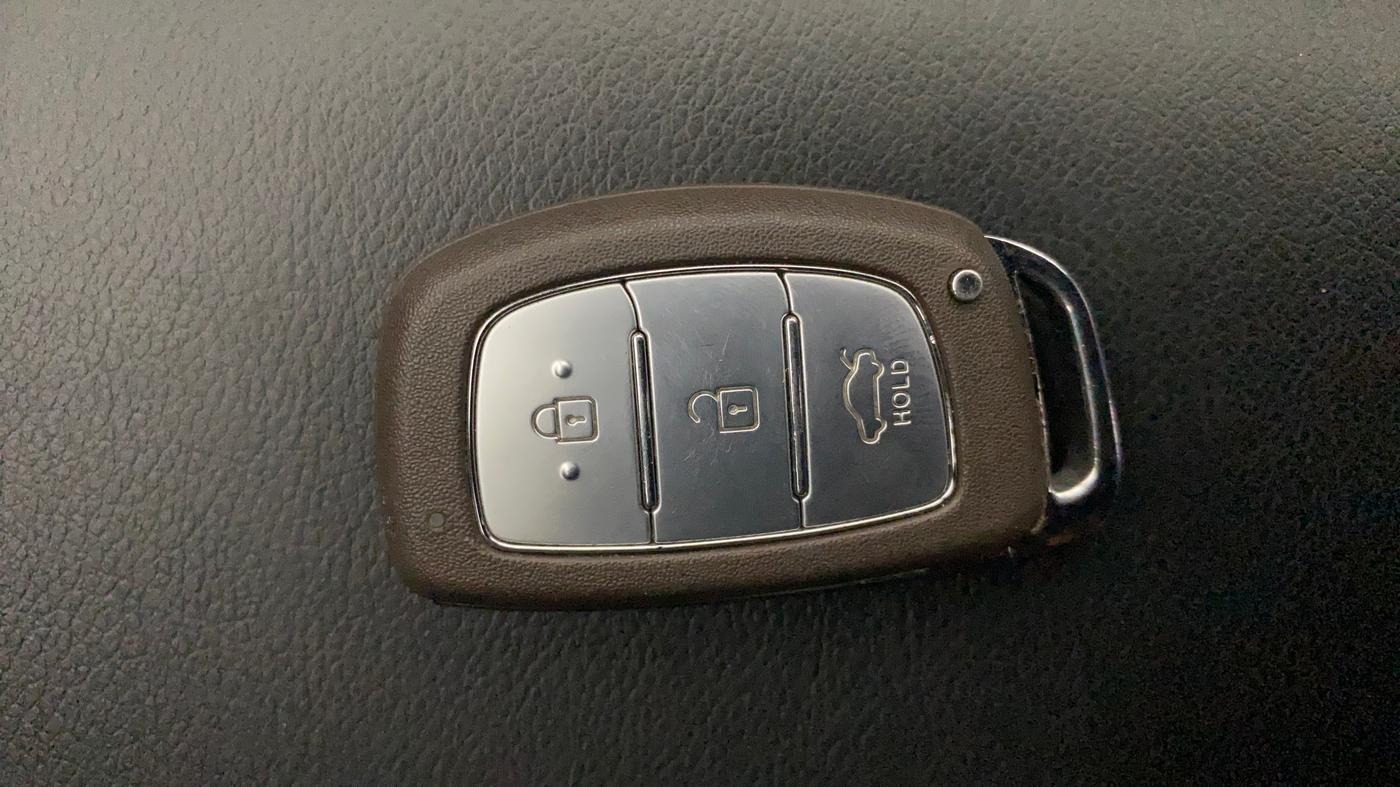 2020 Hyundai AURA SX 1.2 (O), Petrol, Manual, 26,825 km, Key Close Up
