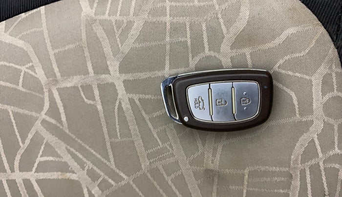 2016 Hyundai Grand i10 ASTA (O) AT 1.2 KAPPA VTVT, Petrol, Automatic, 71,494 km, Key Close Up