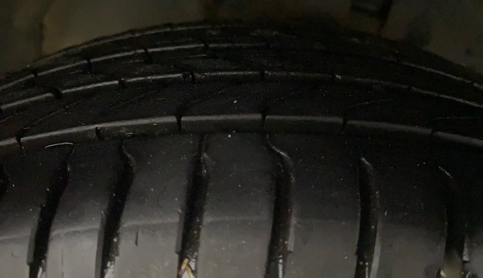 2016 Ford Figo Aspire TITANIUM 1.2 PETROL, Petrol, Manual, 87,714 km, Right Front Tyre Tread