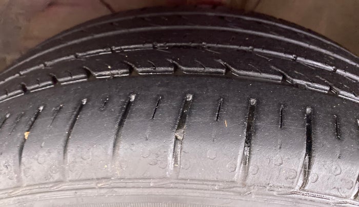 2015 Maruti Baleno ALPHA PETROL 1.2, Petrol, Manual, 77,388 km, Right Front Tyre Tread