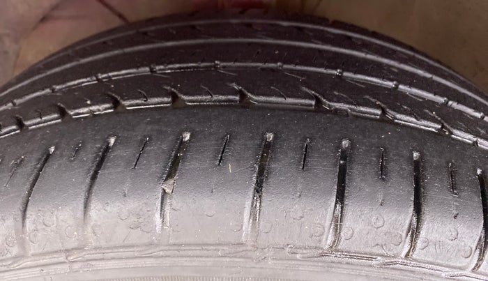 2015 Maruti Baleno ALPHA PETROL 1.2, Petrol, Manual, 77,388 km, Left Front Tyre Tread