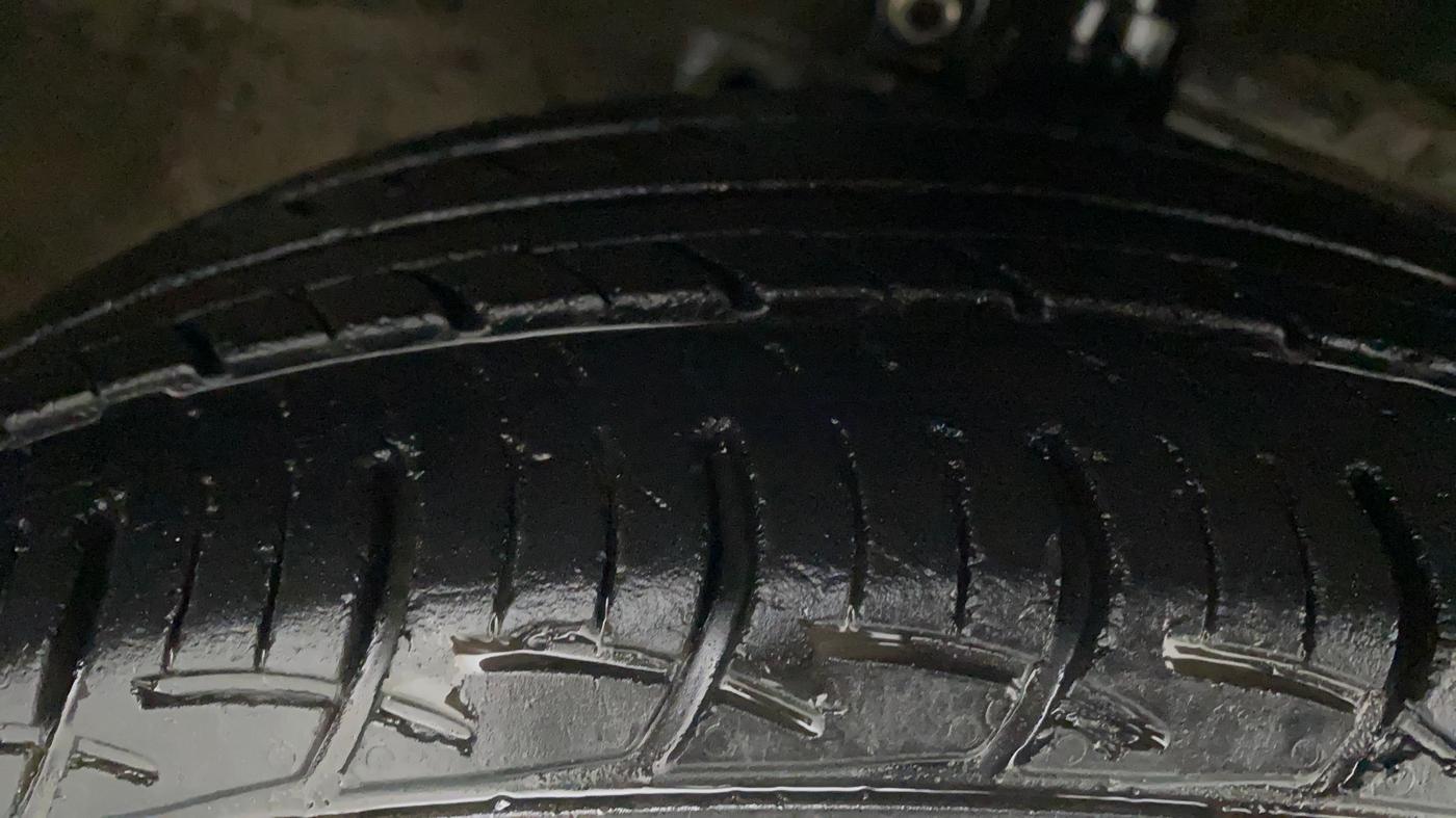 2018 Maruti Ciaz DELTA AT 1.5 SHVS PETROL, Petrol, Automatic, 39,325 km, Right Front Tyre Tread