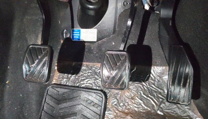 2017 Maruti IGNIS DELTA 1.2, Petrol, Manual, 83,351 km, Pedals