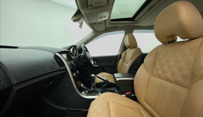 2019 Mahindra XUV500 W9, Diesel, Manual, 57,814 km, Right Side Front Door Cabin