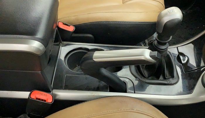 2019 Mahindra XUV500 W9, Diesel, Manual, 57,814 km, Gear Lever