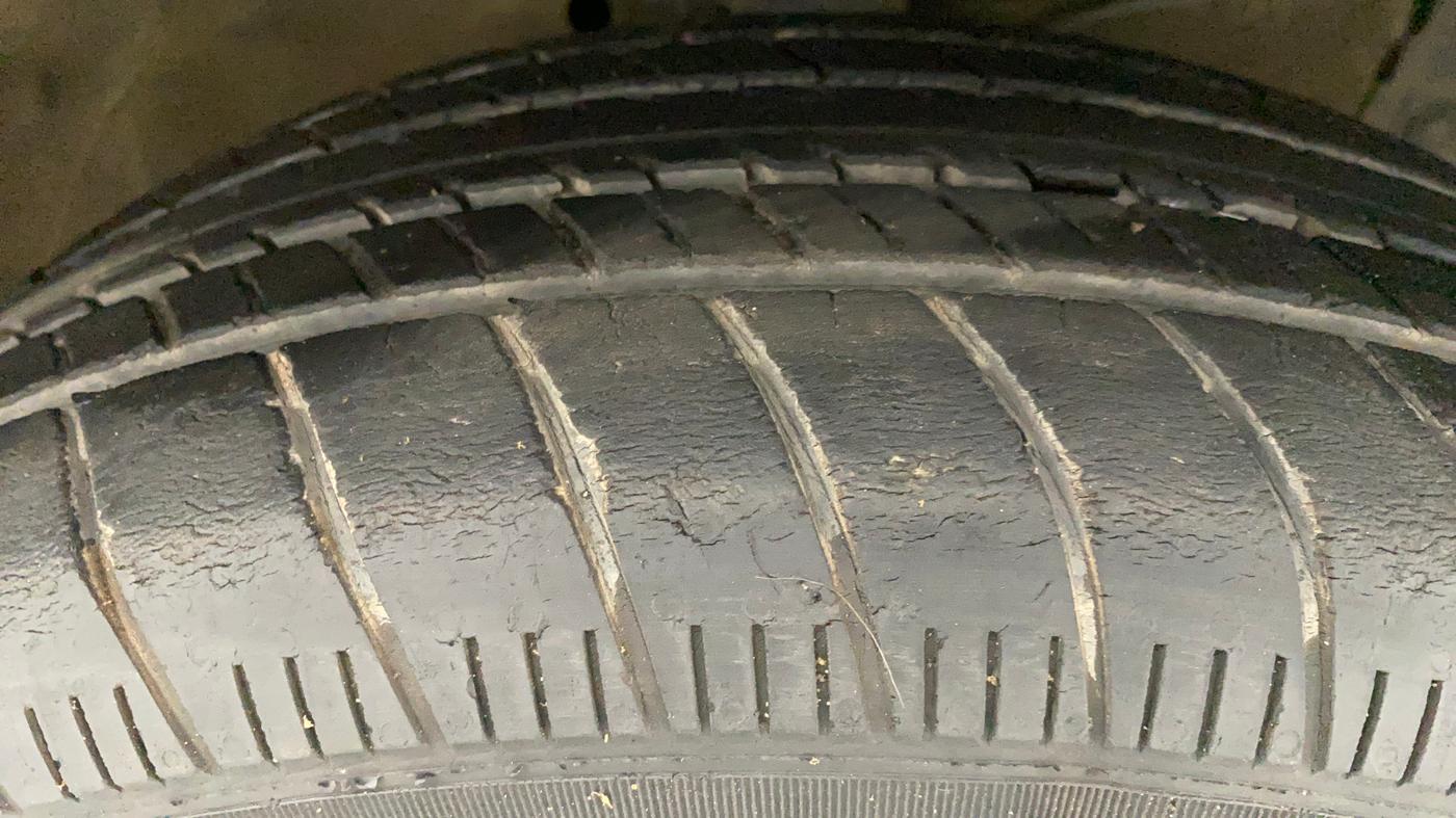 2016 Maruti Swift ZXI, Petrol, Manual, 26,934 km, Right Front Tyre Tread