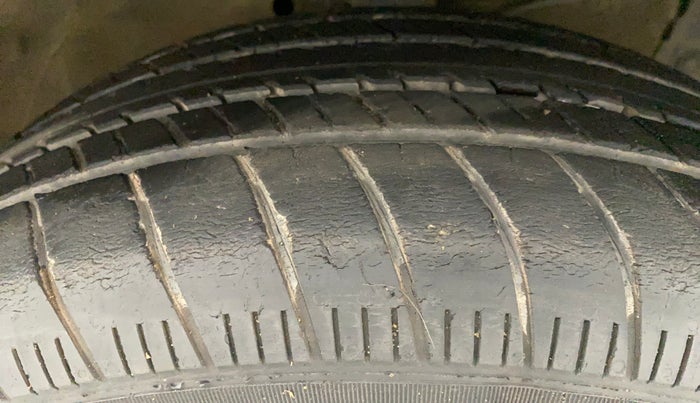 2016 Maruti Swift ZXI, Petrol, Manual, 26,934 km, Right Front Tyre Tread