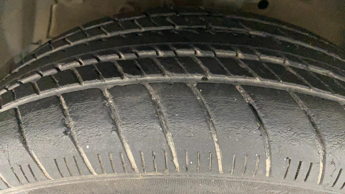 2016 Maruti Swift ZXI, Petrol, Manual, 26,934 km, Left Front Tyre Tread