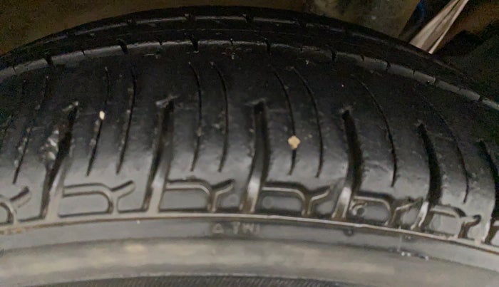 2016 Mahindra Kuv100 K6 5 STR, Petrol, Manual, 13,875 km, Right Rear Tyre Tread