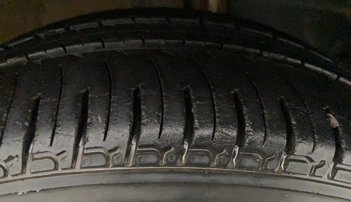 2016 Mahindra Kuv100 K6 5 STR, Petrol, Manual, 13,875 km, Right Front Tyre Tread