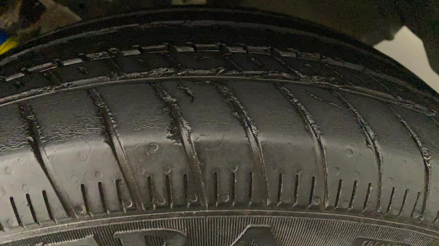 2013 Maruti Ertiga VXI, CNG, Manual, 66,702 km, Left Rear Tyre Tread