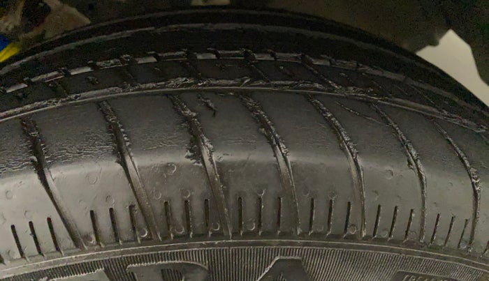 2013 Maruti Ertiga VXI, CNG, Manual, 66,702 km, Left Rear Tyre Tread