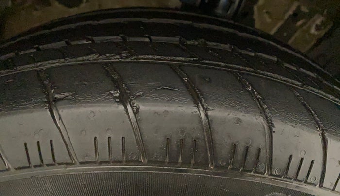 2013 Maruti Ertiga VXI, CNG, Manual, 66,702 km, Right Rear Tyre Tread
