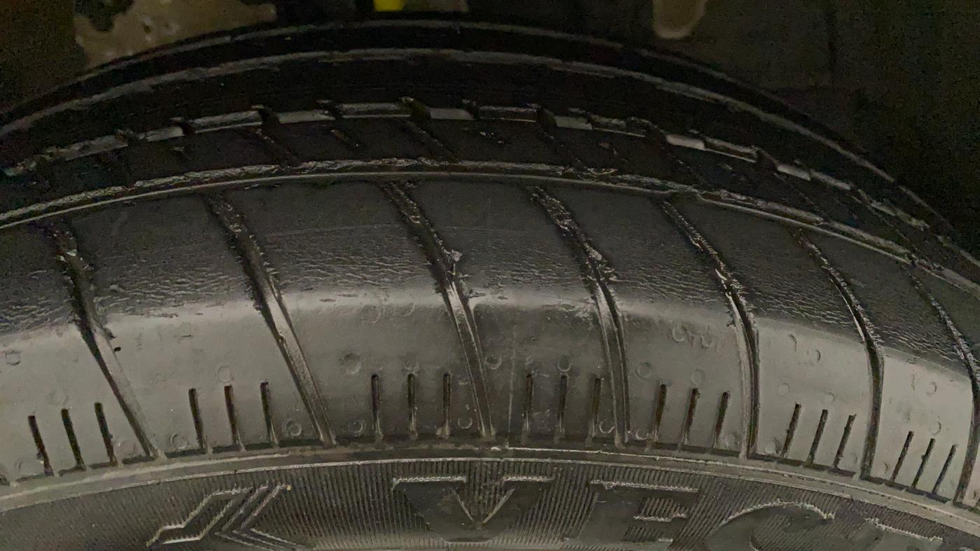 2013 Maruti Ertiga VXI, CNG, Manual, 66,702 km, Right Front Tyre Tread