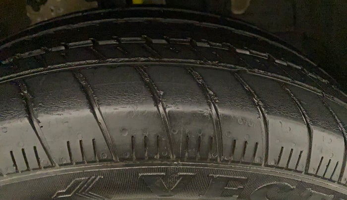 2013 Maruti Ertiga VXI, CNG, Manual, 66,702 km, Right Front Tyre Tread