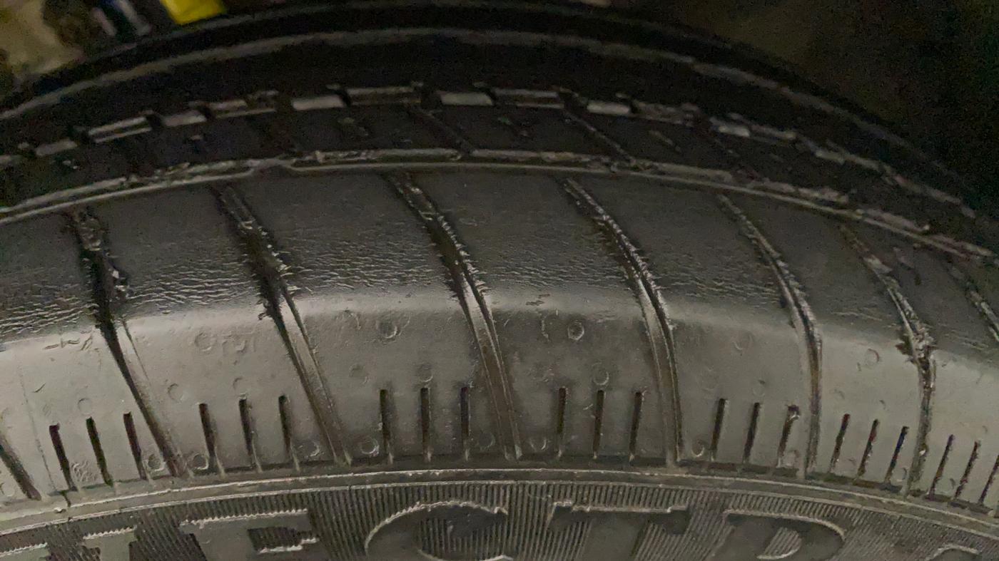 2013 Maruti Ertiga VXI, CNG, Manual, 66,702 km, Left Front Tyre Tread