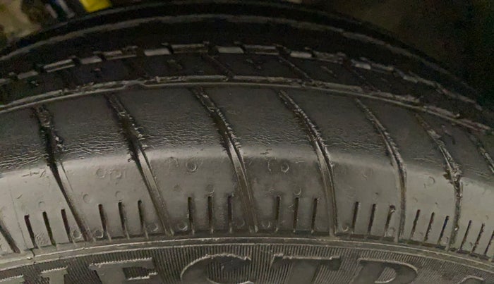 2013 Maruti Ertiga VXI, CNG, Manual, 66,702 km, Left Front Tyre Tread