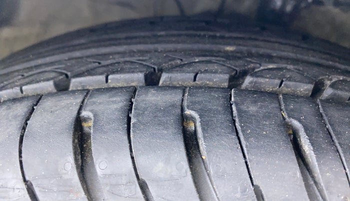 2018 Hyundai NEW SANTRO 1.1 SPORTZ MT CNG, CNG, Manual, 98,172 km, Right Front Tyre Tread