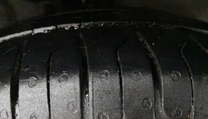 2011 Hyundai i10 MAGNA 1.2, Petrol, Manual, 65,724 km, Right Front Tyre Tread