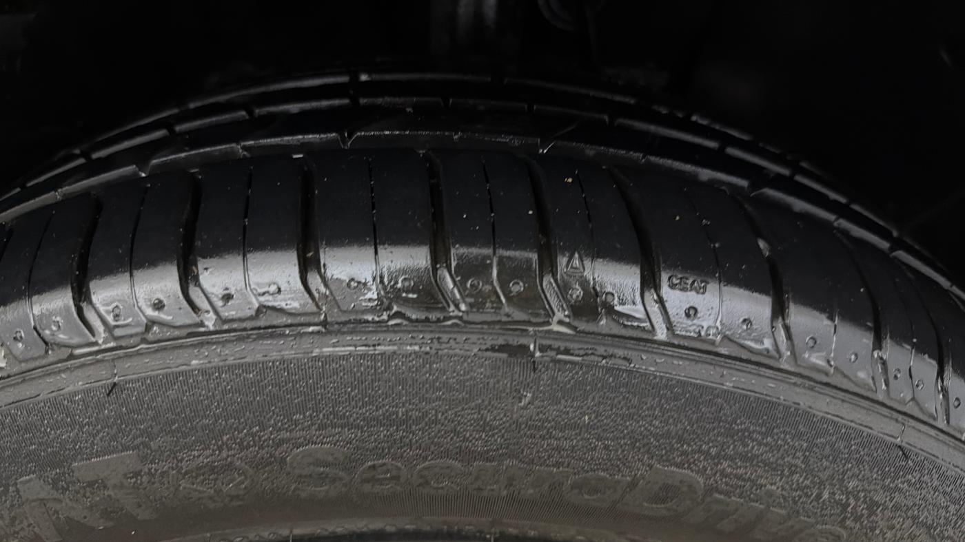 2019 Hyundai VENUE SX PLUS 1.0 TURBO DCT DUAL TONE, Petrol, Automatic, 27,270 km, Right Front Tyre Tread