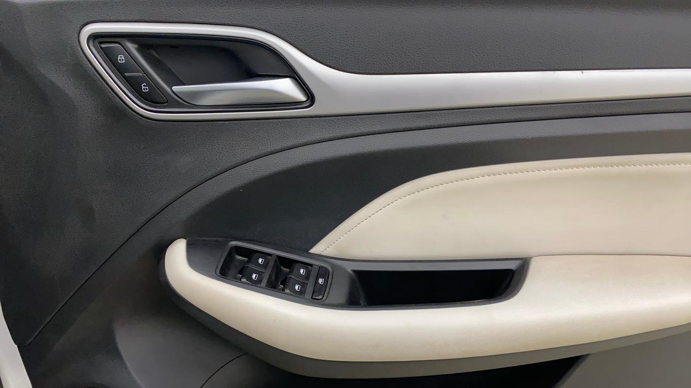 2022 MG ASTOR SHARP 1.5 CVT, Petrol, Automatic, 80,682 km, Driver Side Door Panels Control