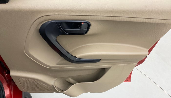 2017 Mahindra TUV300 T6, Diesel, Manual, 57,444 km, Driver Side Door Panels Control