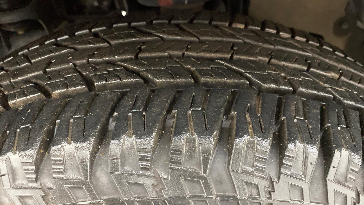 2017 Mahindra TUV300 T6, Diesel, Manual, 57,444 km, Left Front Tyre Tread