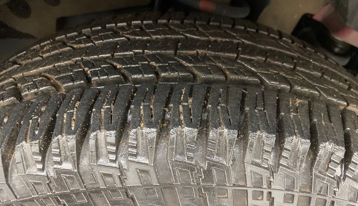 2017 Mahindra TUV300 T6, Diesel, Manual, 57,444 km, Right Front Tyre Tread
