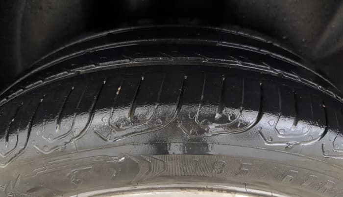 2017 Volkswagen Vento HIGHLINE PETROL AT, Petrol, Automatic, 1,19,776 km, Right Rear Tyre Tread