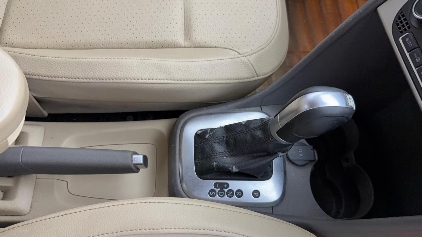 2017 Volkswagen Vento HIGHLINE PETROL AT, Petrol, Automatic, 1,19,448 km, Gear Lever