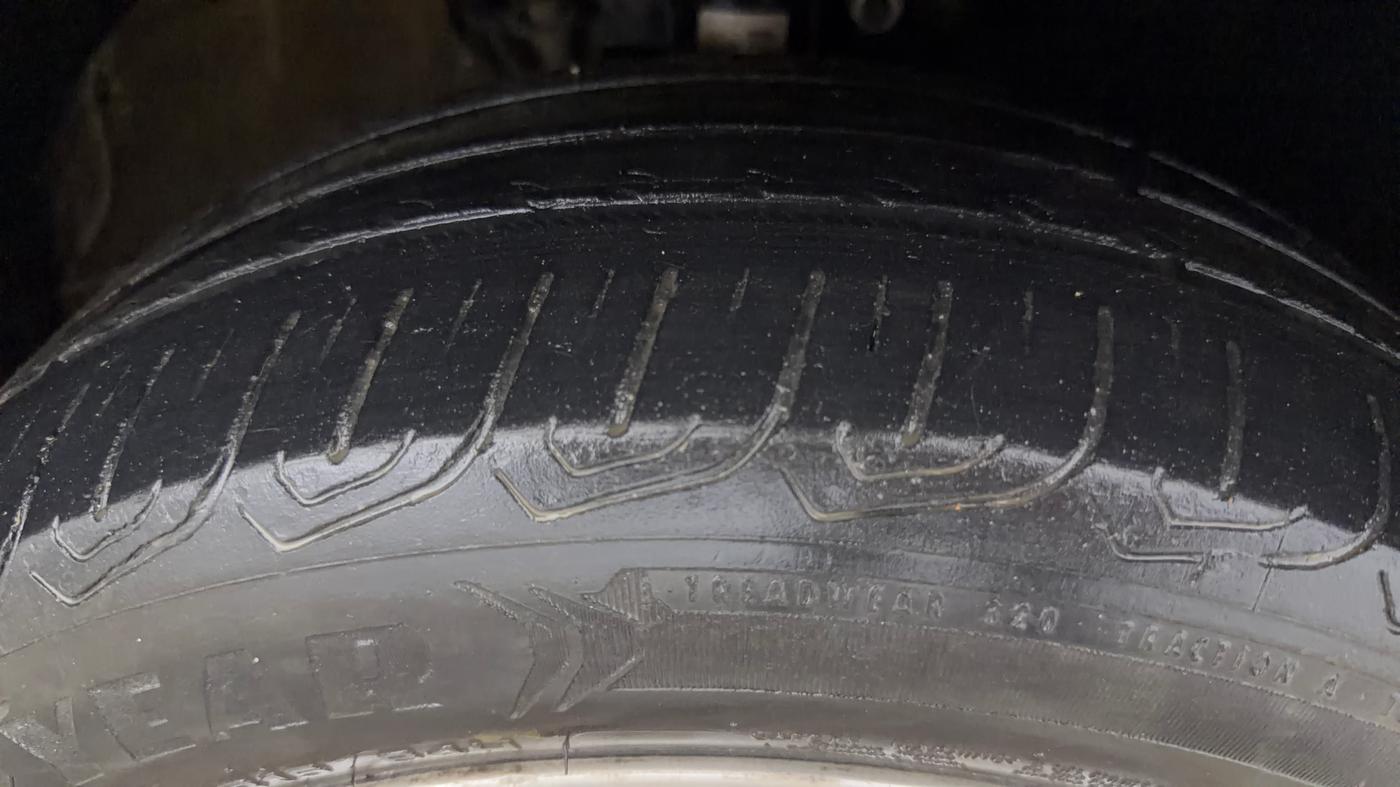 2017 Volkswagen Vento HIGHLINE PETROL AT, Petrol, Automatic, 1,19,448 km, Right Front Tyre Tread