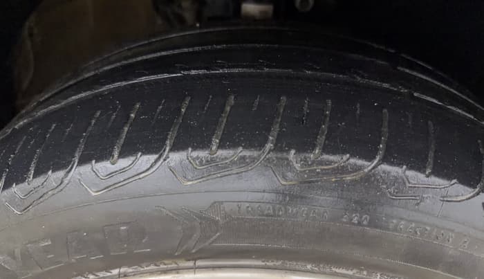 2017 Volkswagen Vento HIGHLINE PETROL AT, Petrol, Automatic, 1,19,776 km, Right Front Tyre Tread