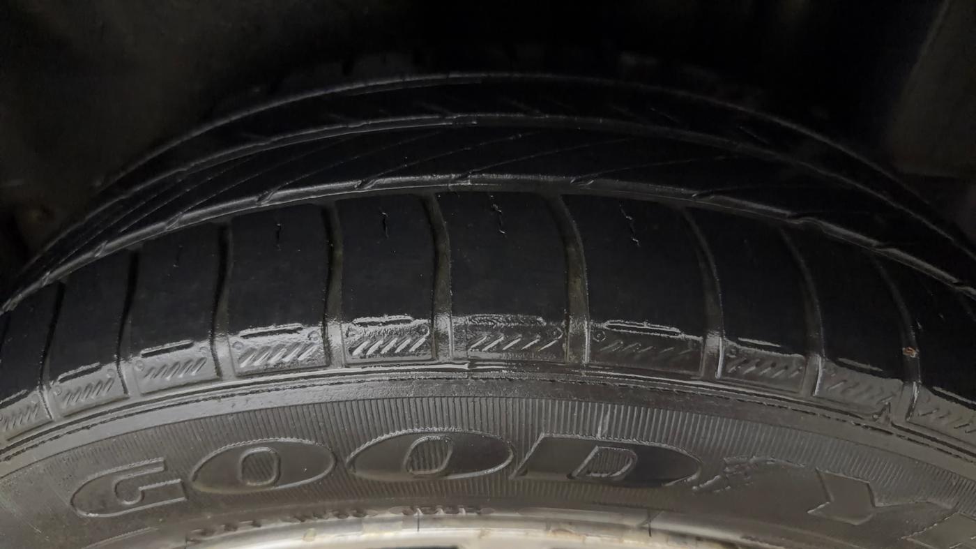2017 Volkswagen Vento HIGHLINE PETROL AT, Petrol, Automatic, 1,19,448 km, Left Rear Tyre Tread