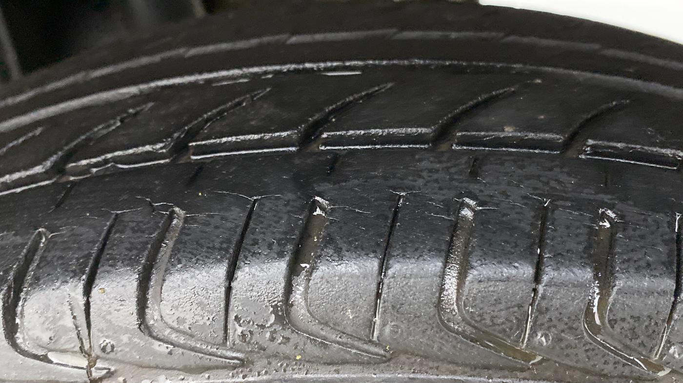 2016 Maruti Alto 800 LXI, Petrol, Manual, 24,456 km, Left Rear Tyre Tread