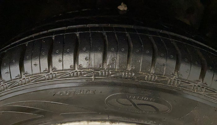 2017 Ford Figo Aspire TITANIUM 1.2 PETROL, Petrol, Manual, 63,585 km, Right Front Tyre Tread