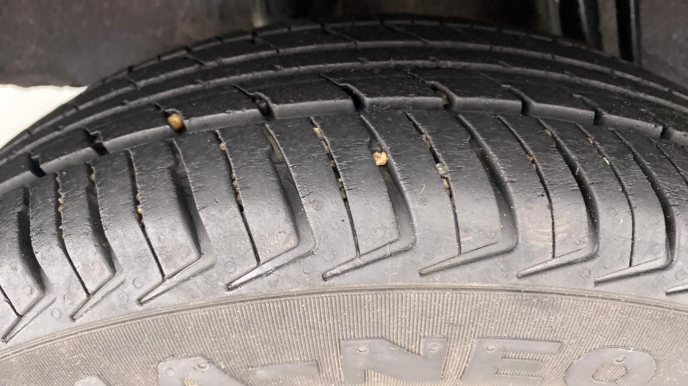 2015 Renault Kwid RXT, Petrol, Manual, 63,756 km, Right Rear Tyre Tread
