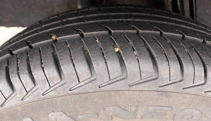 2015 Renault Kwid RXT, Petrol, Manual, 63,756 km, Right Rear Tyre Tread