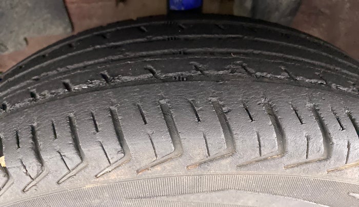 2015 Renault Kwid RXT, Petrol, Manual, 63,756 km, Left Front Tyre Tread
