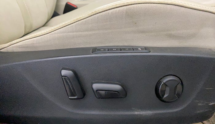 2022 Skoda Octavia STYLE 2.0, Petrol, Automatic, 43,532 km, Driver Side Adjustment Panel